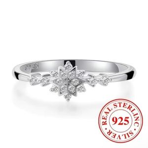Luxurious 925 Sterling Silver Zircon Snowflake Ring